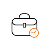 Ein Icon mit einer Aktentasche und einer kleinen Uhr in einem orangefarbenen Kreis. Dies symbolisiert Arbeitszeit, Büroarbeit oder Geschäftstermine. Icon_Benefits_Arbeitszeit