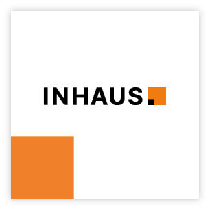 Das Bild zeigt ein Logo mit dem Text "INHAUS" und einem orangefarbenen Quadrat daneben. Unten links befindet sich ein weiteres orangefarbenes Quadrat. Logo Inhaus