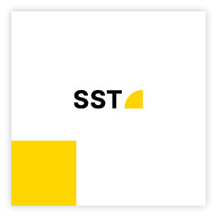 Das Bild zeigt ein Logo mit dem Text "SST" und einem gelben Viertelkreis daneben. Unten links befindet sich ein gelbes Quadrat auf weißem Hintergrund. Logo SST
