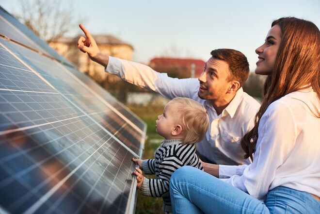 Eine Familie betrachtet gemeinsam eine Solaranlage. Der Mann zeigt etwas, während die Frau und das Kind aufmerksam folgen. Nachhaltige Energie im Fokus. Eine Familie betrachtet gemeinsam eine Solaranlage. Der Mann zeigt etwas, während die Frau und das Kind aufmerksam folgen. Nachhaltige Energie im Fokus.
