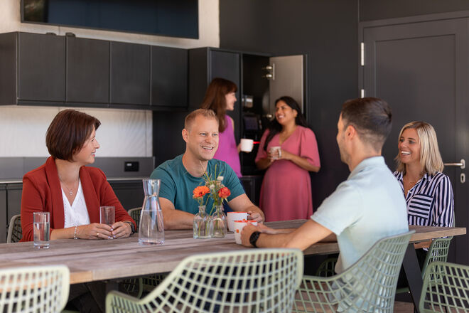 Kollegen genießen eine entspannte Kaffeepause, plaudern und tauschen sich in gemütlicher Atmosphäre aus. Kollegen genießen eine entspannte Kaffeepause, plaudern und tauschen sich in gemütlicher Atmosphäre aus.